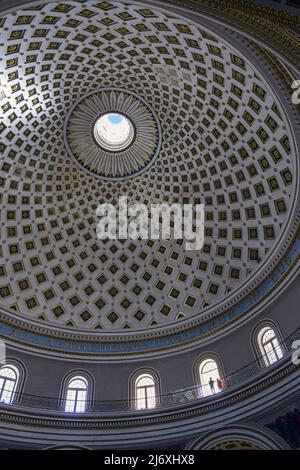 Besucher auf der Galerie unter der Kuppel der Mosta Rotunda, Malta Stockfoto