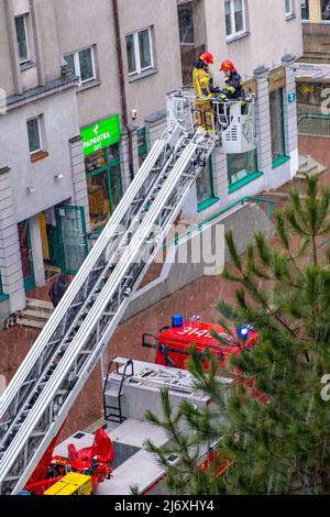 Warschau, Polen - 30. Januar 2022: Feuerwehrbrigade-Notfalleinsatz während der Sturmwind-, Schnee- und Regenwelle im Wohngebiet Ursynów di Stockfoto