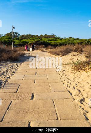 Weg durch den Sand des Strandes von Isla Cristina Stockfoto