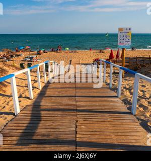 Weg durch den Sand des Strandes von Isla Cristina Stockfoto