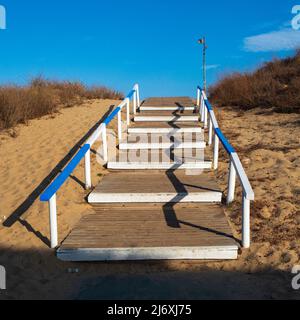 Weg durch den Sand des Strandes von Isla Cristina Stockfoto