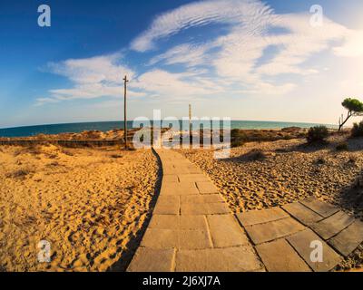 Weg durch den Sand des Strandes von Isla Cristina Stockfoto