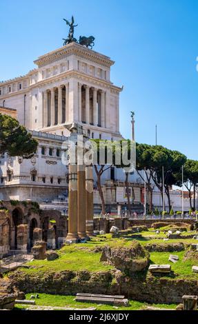 Rom, Italien - 25. Mai 2018: Panorama des antiken römischen Forum Romanum mit Altare della Patria und dem Tempel der Venus Genetrix neben dem Forum des Caesar in seinem Stockfoto