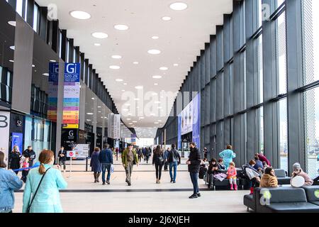 Der Innenraum von Expoforum. Ein großes Ausstellungs- und Business-Center. Sankt Petersburg, Russland. 14. April 2022 Stockfoto