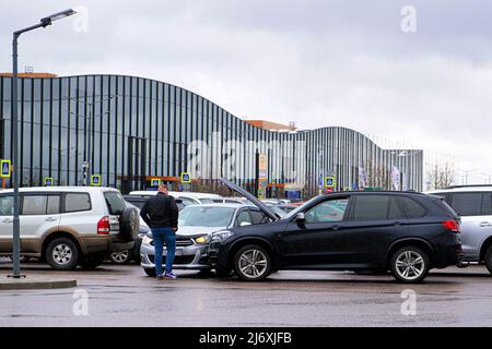 Der Jeep hatte einen Unfall. Kollision von Autos. Ein gebrochener Stoßfänger und Scheinwerfer. Sankt Petersburg. Russland. April 14 2022 Stockfoto