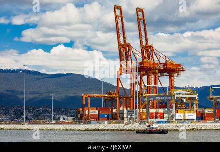 Containerhafenterminal in Vancouver BC, Kanada - einer der drei wichtigsten Häfen an der Westküste Nordamerikas - April 11,2022. Straßenansicht, Reisefoto Stockfoto