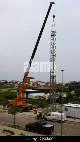 Zweiter Abschnitt des Mastes eines Turmdrehkrans, der von einem LKW-Kran auf einer Baustelle in Santander Cantabria Spanien in Position gehoben wird Stockfoto