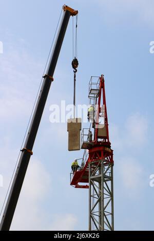 Betongegengewicht, das während der Montage eines Turmdrehkrans Santander Cantabria Spanien in Position gebracht wurde Stockfoto