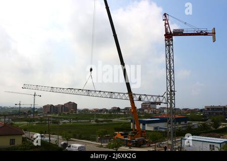 Horizontaler Ausleger eines Turmdrehkrans, der von einem LKW-montierten Mobilkran Santander Cantabria Spanien in Position gehoben wird Stockfoto