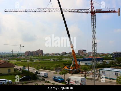 Horizontaler Ausleger eines Turmdrehkrans, der von einem LKW-montierten Mobilkran Santander Cantabria Spanien in Position gehoben wird Stockfoto