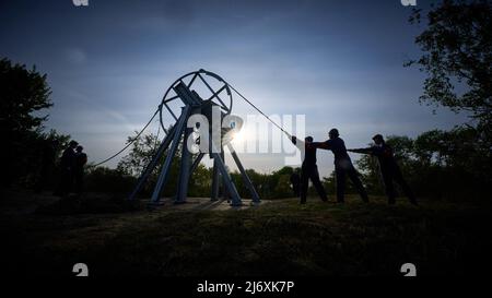 2022-05-04 19:30:21 WASSENAAR - Mitglieder des Ehrenzuges klingen die Bourdon-Glocke während der Gedenkfeier am ehemaligen Hinrichtungsort Waalsdorpervlakte in den Dünen von Wassenaar. Während die Bourdon-Glocke läutet, gehen die Menschen in einer Prozession am Denkmal vorbei. ANP PHIL NIJHUIS niederlande Out - belgien Out Stockfoto