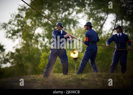 2022-05-04 19:31:39 WASSENAAR - Mitglieder des Ehrenzuges klingen die Bourdon-Glocke während der Gedenkfeier am ehemaligen Hinrichtungsort Waalsdorpervlakte in den Dünen von Wassenaar. Während die Bourdon-Glocke läutet, gehen die Menschen in einer Prozession am Denkmal vorbei. ANP PHIL NIJHUIS niederlande Out - belgien Out Stockfoto