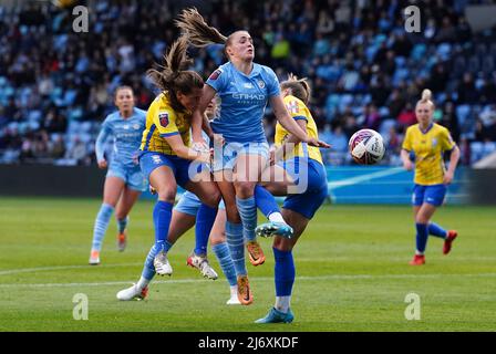 Der Georgia Stanway von Manchester City (Mitte) kämpft während des Spiels der Barclays FA Women's Super League in der City Football Academy in Manchester gegen Christie Murray (links) und Gemma Lawley von Birmingham City. Bilddatum: Mittwoch, 4. Mai 2022. Stockfoto