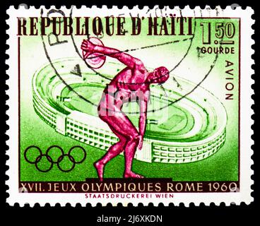 MOSKAU, RUSSLAND - 27. MÄRZ 2022: Die in Haiti gedruckte Briefmarke zeigt Discus Thrower, Stadion in Rom, Olympische Sommerspiele 1960 - Serie Rom, um 1 Stockfoto