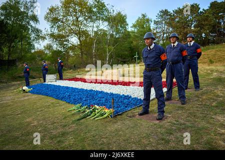 2022-05-04 19:35:33 WASSENAAR - Mitglieder des Ehrenzuges während der Gedenkfeier am ehemaligen Hinrichtungsort Waalsdorpervlakte in den Dünen von Wassenaar. Während die Bourdon-Glocke läutet, gehen die Menschen in einer Prozession am Denkmal vorbei. ANP PHIL NIJHUIS niederlande Out - belgien Out Stockfoto