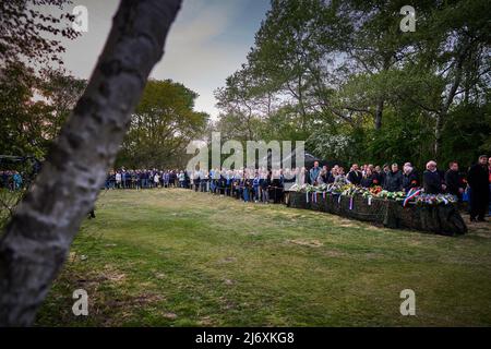 2022-05-04 19:55:15 WASSENAAR - Eine lange Reihe von Menschen während der Gedenkfeier an der ehemaligen Hinrichtungsstätte Waalsdorpervlakte in den Dünen von Wassenaar. Während die Bourdon-Glocke läutet, gehen die Menschen in einer Prozession am Denkmal vorbei. ANP PHIL NIJHUIS niederlande Out - belgien Out Stockfoto