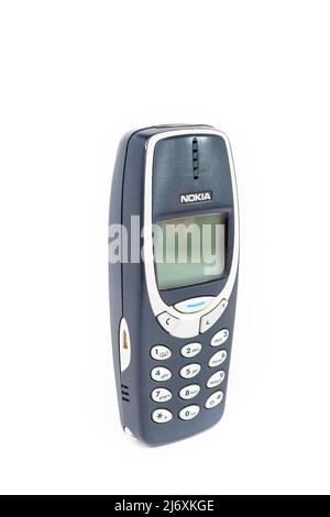 Vintage Handy Nokia 3310 auf weißem Hintergrund. Isoliert. Bergamo, ITALIEN - 24. März 2021. Stockfoto