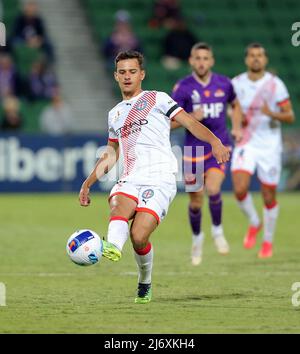 4.. Mai 2022; HBF Park, Perth, Western Australia, Australien; A League Football, Perth Glory gegen Melbourne City; Taras Jan Gomulka von Melbourne City übergibt den Ball Stockfoto