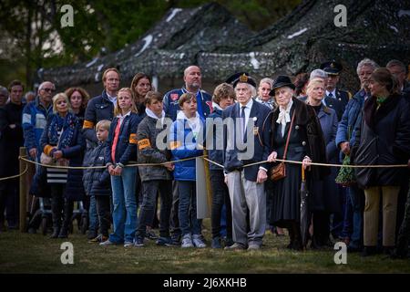 2022-05-04 19:56:38 WASSENAAR - Menschen in der Linie während der Gedenkfeier an der ehemaligen Hinrichtungsstätte Waalsdorpervlakte in den Dünen von Wassenaar. Während die Bourdon-Glocke läutet, gehen die Menschen in einer Prozession am Denkmal vorbei. ANP PHIL NIJHUIS niederlande Out - belgien Out Stockfoto