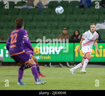 4.. Mai 2022; HBF Park, Perth, Western Australia, Australien; Ein League Football, Perth Glory gegen Melbourne City; Scott Jamieson aus Melbourne zieht den Ball ins Feld Stockfoto