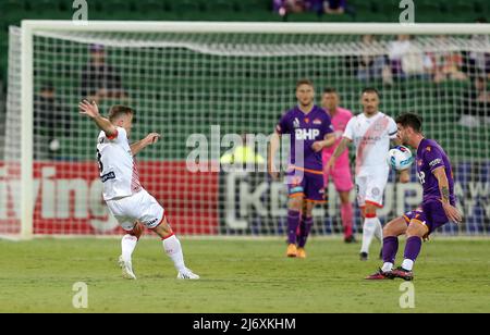 4.. Mai 2022; HBF Park, Perth, Western Australia, Australien; A League Football, Perth Glory gegen Melbourne City; Scott Jamieson aus Melbourne hat einen Schuss auf das Tor Stockfoto