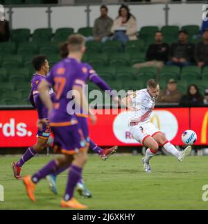 4.. Mai 2022; HBF Park, Perth, Western Australia, Australien; A League Football, Perth Glory gegen Melbourne City; Scott Jamieson aus Melbourne überquert den Ball Stockfoto