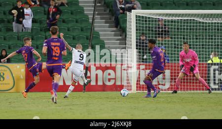 4.. Mai 2022; HBF Park, Perth, Western Australia, Australien; A League Football, Perth Glory gegen Melbourne City; Jamie Maclaren von Melbourne City hat einen Schuss ins Tor Stockfoto