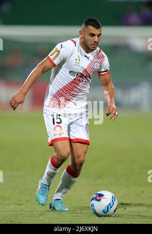 4.. Mai 2022; HBF Park, Perth, Western Australia, Australien; Ein League Football, Perth Glory gegen Melbourne City; Andrew Nabbout von Melbourne City bringt den Ball nach vorne Stockfoto