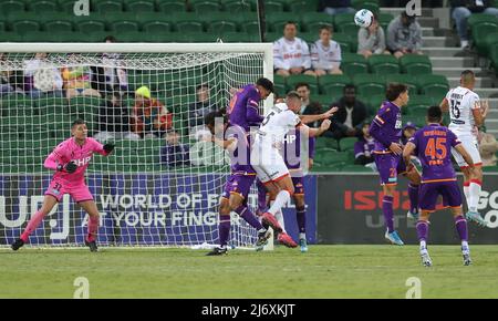 4.. Mai 2022; HBF Park, Perth, Western Australia, Australien; Ein League Football, Perth Glory gegen Melbourne City; die Verteidiger von Perth räumen den Ball aus der Kiste Stockfoto