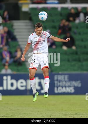 4.. Mai 2022; HBF Park, Perth, Western Australia, Australien; Ein League Football, Perth Glory gegen Melbourne City; Taras Jan Gomulka von Melbourne City führt den Ball nach vorne Stockfoto