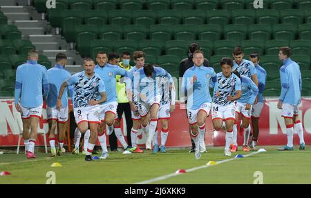 4.. Mai 2022; HBF Park, Perth, Western Australia, Australien; Ein League Football, Perth Glory gegen Melbourne City; Melbourne-Spieler wärmen sich vor dem Start des Spiels auf Stockfoto