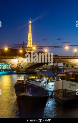 Barges entlang der seine unter dem Eiffelturm, Paris, Frankreich Stockfoto