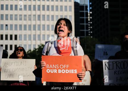 3. Mai 2022, Houston, Texas, USA: Tausende von Menschen schließen sich dem abtreibungsmarsch in der Innenstadt von Houston an, der durch das durchgesickerte Neuedes Umkippens Roe v. Wade durch den Obersten Gerichtshof ausgelöst wurde. (Bild: © Carlos Escalona/ZUMA Press Wire) Stockfoto