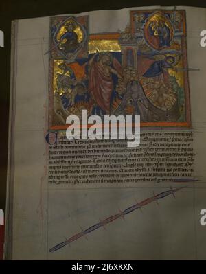 Apokalypse. Mit Kommentar von Berengaudus von Ferrière (840-892) und Haimo Autissiodorensis (Haimo von Auxerre) (tot ca. L 865, S. London, Winchester oder Salisbury (England), c. 1265-1275. Illuminatoren: Kollaborierende Künstler aus einem englischen Workshop. Manuskript auf Pergament. Fol. 68V. Miniatur, die die drei Verdammnis des Teufels zeigt: Den Fall der rebellischen Engel, das erschütternde der Hölle und Satan wird in die ewige Qual der Hölle geworfen. Calouste Gulbenkian Museum. Lissabon, Portugal. Stockfoto