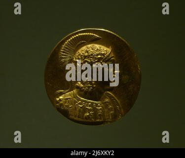 Medaillon, das eine Büste von Alexander dem Großen mit Attikhelm zeigt. Aboukir Medallions. 3.-4. Jahrhunderte. Gefunden in Abukir (Ägypten). Griechisch. Gold. Calouste Gulbenkian Museum. Lissabon, Portugal. Stockfoto