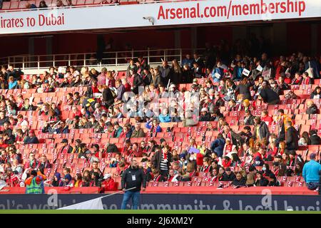 London, Großbritannien. Mai 4. 2022: Emirates Stadium, London, England; WSL Womens Football League, Arsenal gegen Tottenham; Zuschauer beim Spiel Credit: Action Plus Sports Images/Alamy Live News Stockfoto