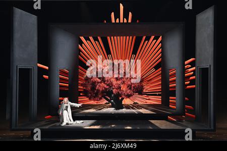 04. Mai 2022, Bayern, Oberammergau: Der Darsteller eines der "Lebenden Bilder" steht während der Fotoprobe zum Passionsspiel Oberammergau 42. auf der Bühne. Die Premiere findet am 14. Mai 2022 statt. Foto: Angelika Warmuth/dpa Stockfoto