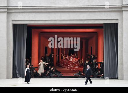 04. Mai 2022, Bayern, Oberammergau: Der Darsteller eines der "Lebenden Bilder" steht während der Fotoprobe zum Passionsspiel Oberammergau 42. auf der Bühne. Die Premiere findet am 14. Mai 2022 statt. Foto: Angelika Warmuth/dpa Stockfoto