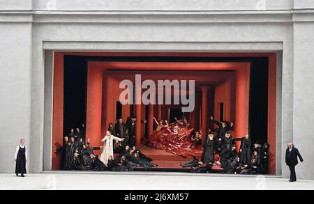 04. Mai 2022, Bayern, Oberammergau: Der Darsteller eines der "Lebenden Bilder" steht während der Fotoprobe zum Passionsspiel Oberammergau 42. auf der Bühne. Die Premiere findet am 14. Mai 2022 statt. Foto: Angelika Warmuth/dpa Stockfoto