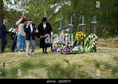 2022-05-04 20:06:34 WASSENAAR - Kränze werden am Denkmal während der Gedenkfeier am ehemaligen Hinrichtungsort Waalsdorpervlakte in den Dünen von Wassenaar gelegt. Während die Bourdon-Glocke läutet, gehen die Menschen in einer Prozession am Denkmal vorbei. ANP PHIL NIJHUIS niederlande Out - belgien Out Stockfoto