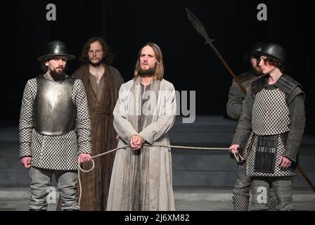 04. Mai 2022, Bayern, Oberammergau: Der Darsteller von Jesus, Frederik Mayet (M), steht während der Fotoprobe zum Passionsspiel Oberammergau 42. auf der Bühne. Die Premiere findet am 14. Mai 2022 statt. Foto: Angelika Warmuth/dpa Stockfoto