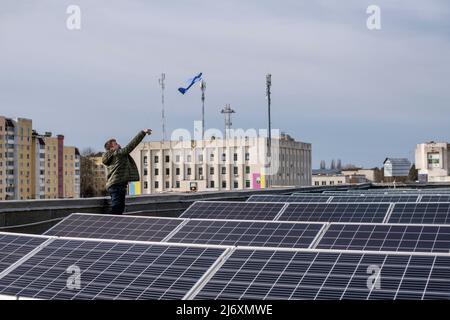 Das erste kooperative Solarkraftwerk der Ukraine auf den Dächern der Gebäude Slavutychs, Slavutych, Ukraine. Slavutych ist eine Stadt im Norden der Ukraine, die speziell für die evakuierten Mitarbeiter des Kernkraftwerks Tschernobyl nach der Katastrophe von 1986 gebaut wurde. Stockfoto