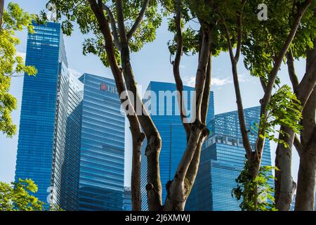 Singapore City, Singapur - Mai 01,2022: Niedriger Weitwinkel mit Blick auf moderne Wolkenkratzer im Geschäftsviertel von Singapur City. Stockfoto