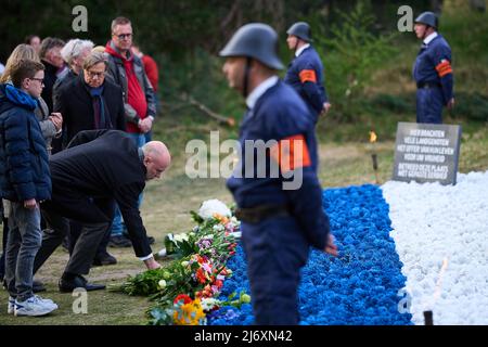 2022-05-04 20:12:39 WASSENAAR - Kränze werden am Denkmal während der Gedenkfeier am ehemaligen Hinrichtungsort Waalsdorpervlakte in den Dünen von Wassenaar gelegt. Während die Bourdon-Glocke läutet, gehen die Menschen in einer Prozession am Denkmal vorbei. ANP PHIL NIJHUIS niederlande Out - belgien Out Stockfoto