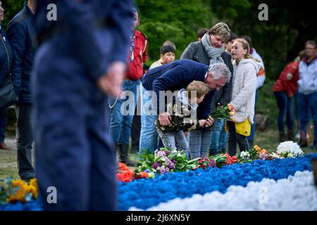 2022-05-04 20:11:06 WASSENAAR - Kränze werden am Denkmal während der Gedenkfeier am ehemaligen Hinrichtungsort Waalsdorpervlakte in den Dünen von Wassenaar gelegt. Während die Bourdon-Glocke läutet, gehen die Menschen in einer Prozession am Denkmal vorbei. ANP PHIL NIJHUIS niederlande Out - belgien Out Stockfoto