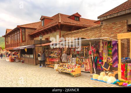 Mtskheta, Georgien - 28. April 2017: Street View mit Geschenk Souvenir Geschäfte im alten historischen Wahrzeichen der Stadt Stockfoto