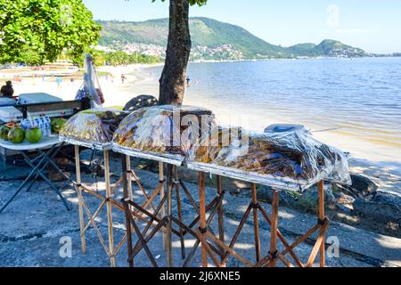 Kiosk, der Lebensmittel in Icarai Beach, Niteroi, Rio de Janeiro, Brasilien verkauft Stockfoto