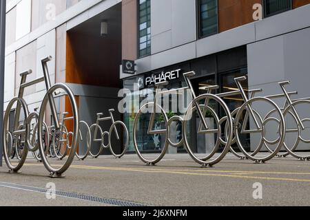 Oslo, Norwegen. 02. Mai 2021: Monument Hintergrund, Fahrradständer beim Barcode Projekt. Fahrradstellplätze auf der Straße, Kunstschließfächer. Stockfoto