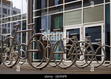 Oslo, Norwegen. 02. Mai 2021: Fahrradparkplatz auf der Straße in Oslo, Norwegen. Kunst Schließfächer für Fahrräder. Stockfoto