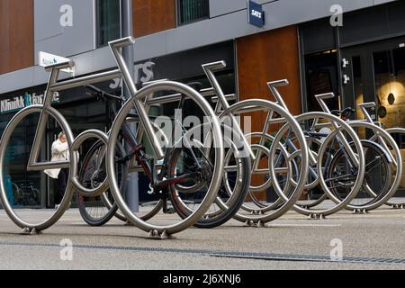 Oslo, Norwegen. 02. Mai 2021: Oslo Norwegen - Denkmal auf einem Fahrradparkplatz, Außenskulpturen. Stockfoto